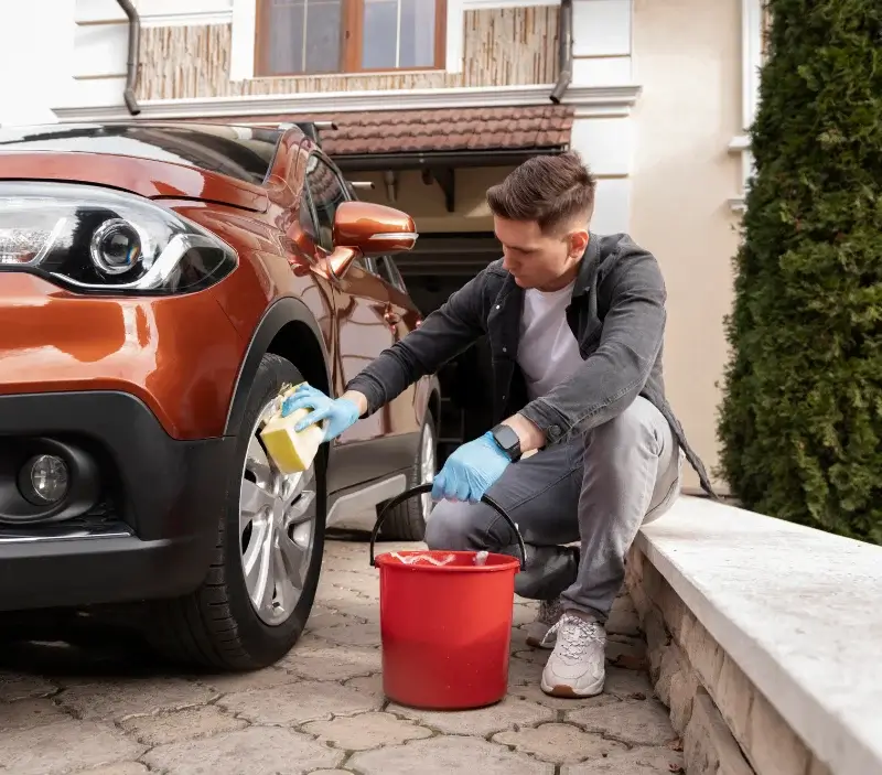 Lavage auto à domicile Manerbe : professionnel intervenant sur un véhicule